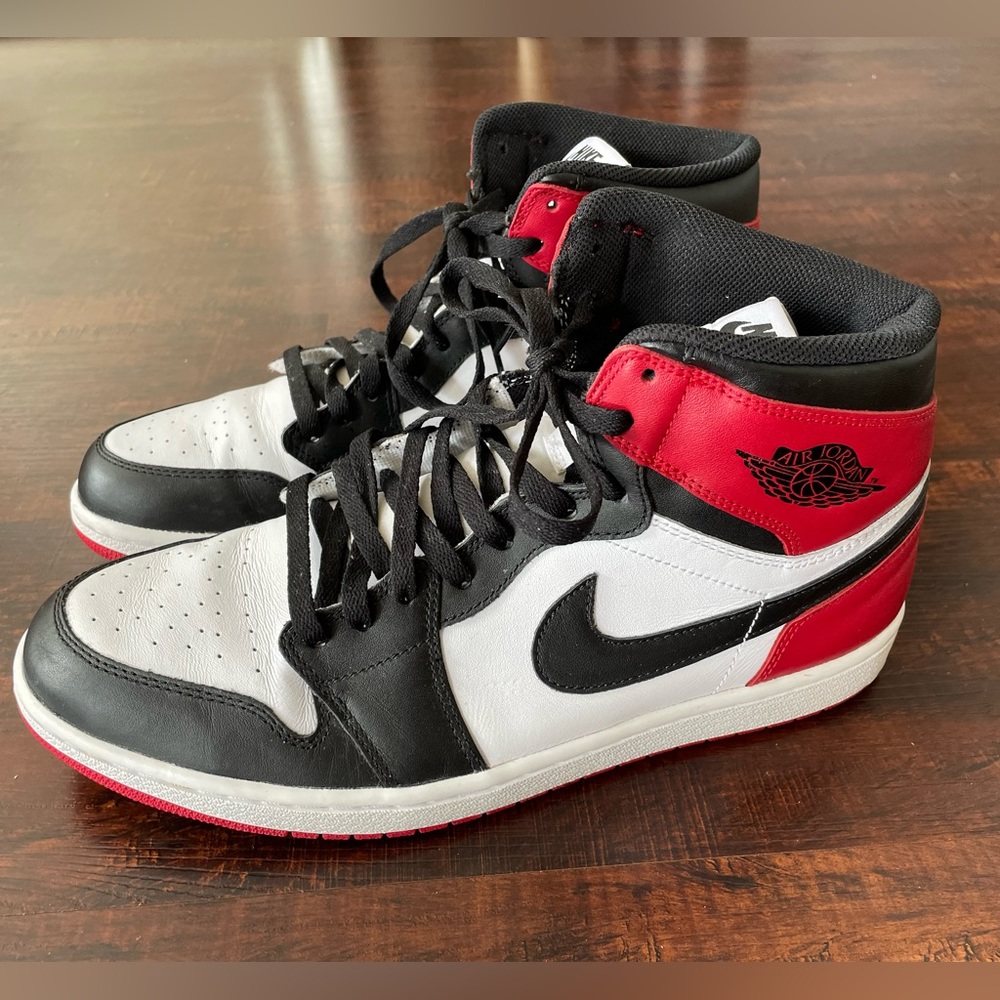 Air Jordan 1 Retro High OG Satin black toe